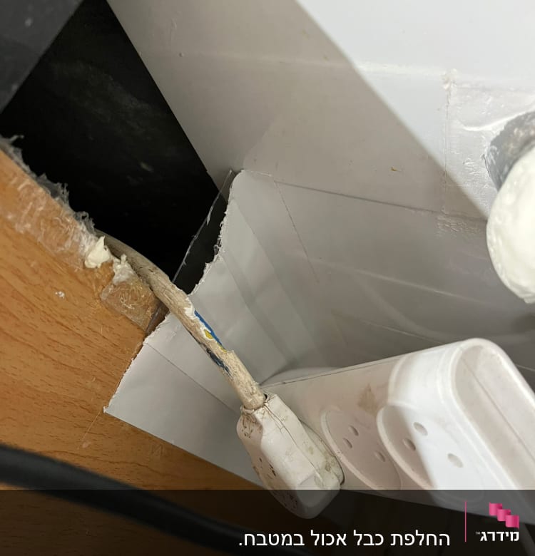 כבל חשמל מחובר לשקע מפצל לבן